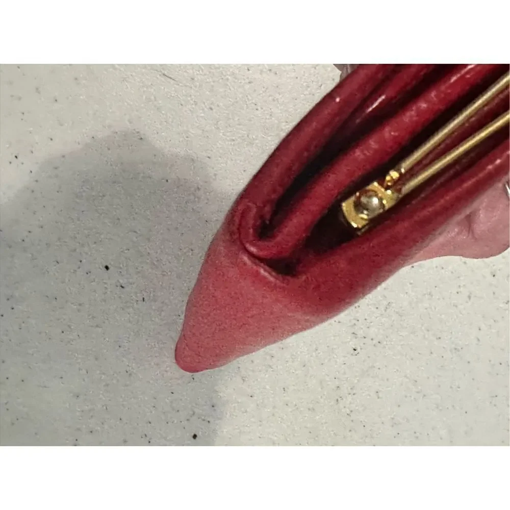 Carre Royal Women's Leather Trifold Kiss Lock Wallet Red